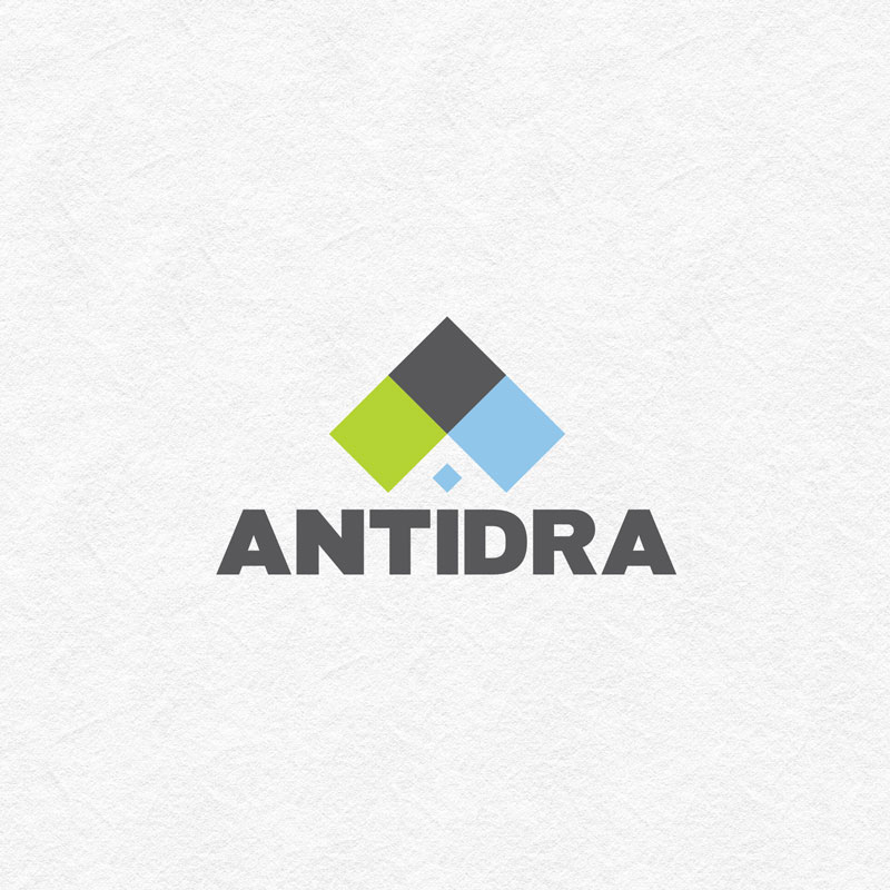 Izrada i dizajn logotipa za tvrtku Antidra iz Hrvatske. Na slici je prikazan logo na bijeloj podlozi. Logo se sastoji od ikone i naziva tvrtke. Naziv tvrtke je u tamno sivoj boji i štampanim slovima napisan. Ikona je apstraktno slovo A u tamno sivoj, zelenoj i plavoj boji.