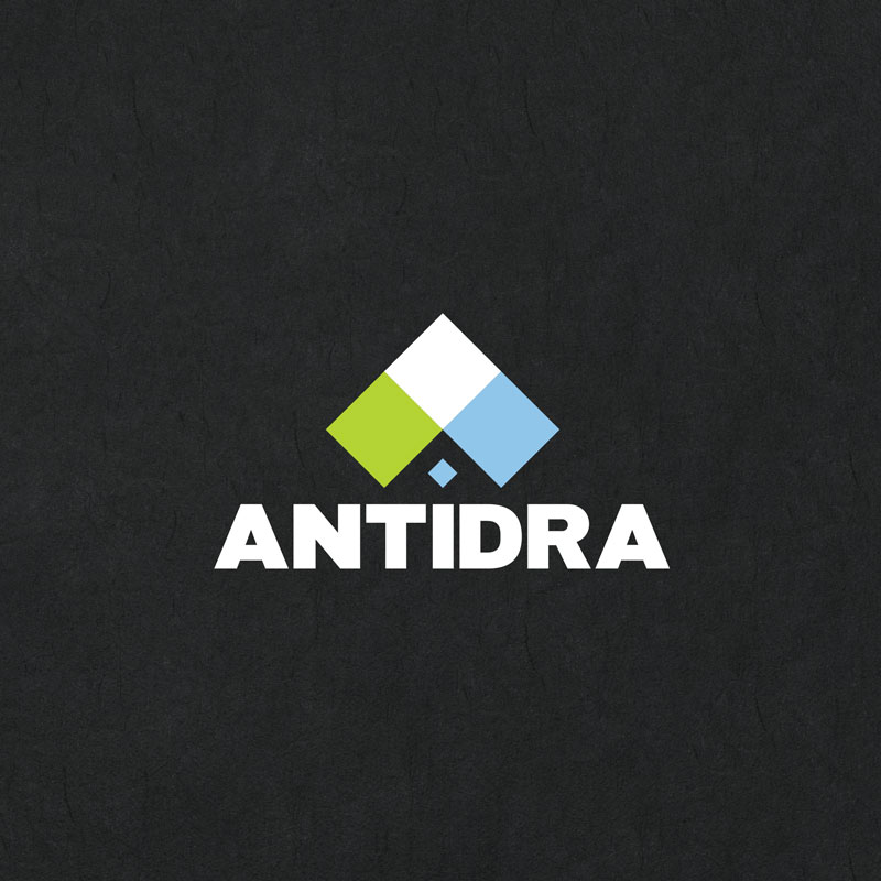 Izrada i dizajn logotipa za tvrtku Antidra iz Hrvatske. Na slici je prikazan logo na crnoj podlozi. Logo se sastoji od ikone i naziva tvrtke. Naziv tvrtke je u bijeloj boji i štampanim slovima napisan. Ikona je apstraktno slovo A u bijeloj, zelenoj i plavoj boji.