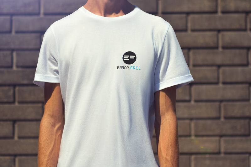 Promotivna bijela majica na modelu sa istaknutim Error Free logotipom.