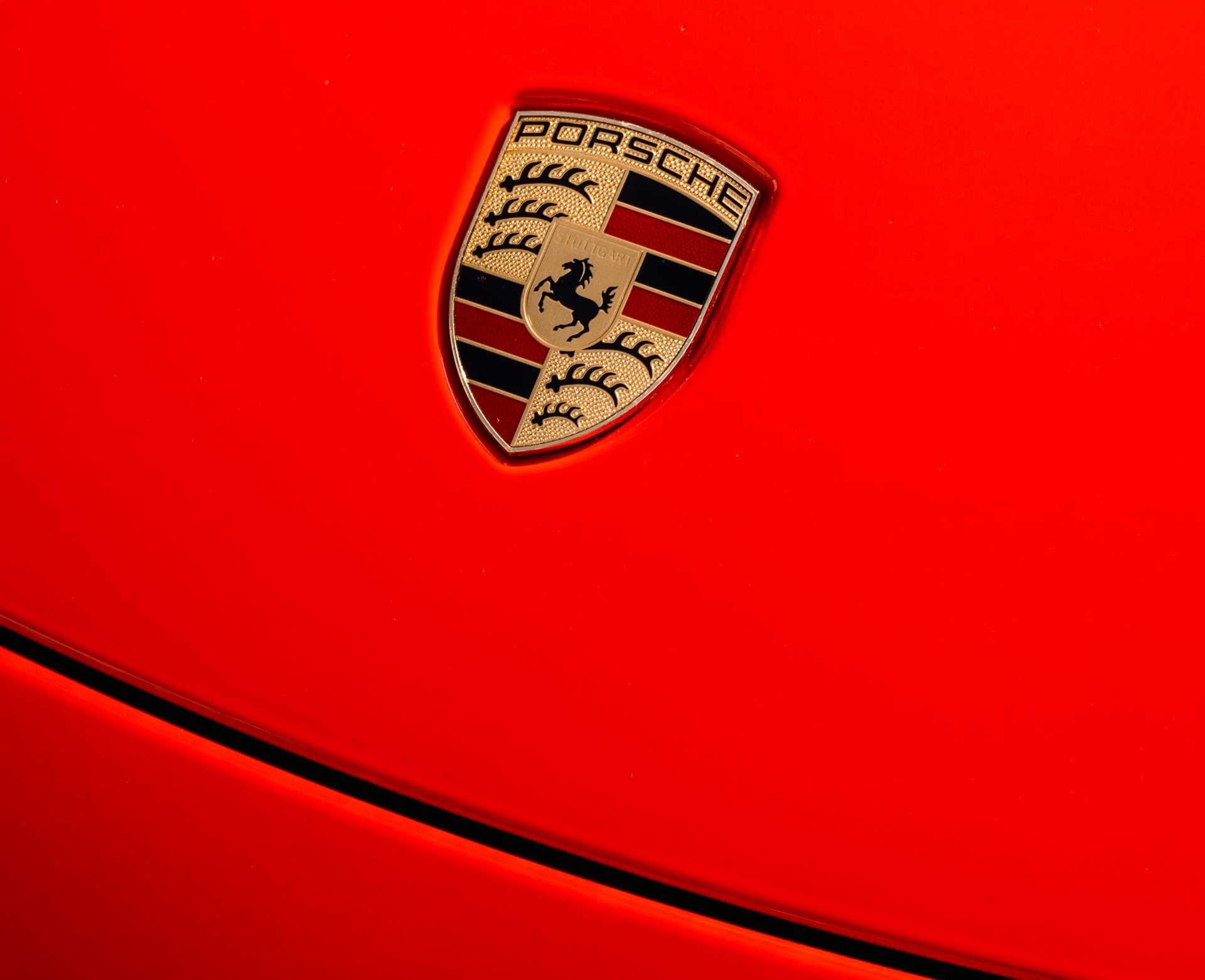 Porsche logo. Image credit:Justus Menke on Unsplash