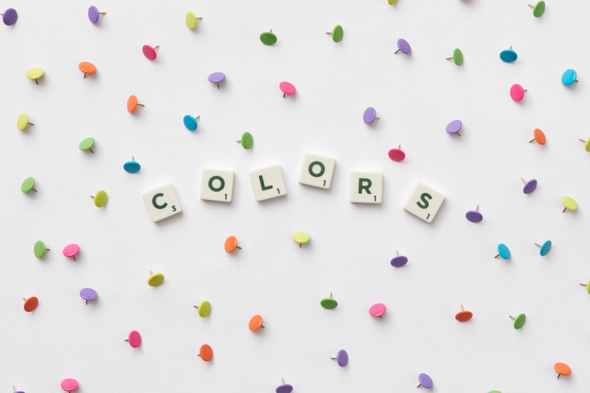 Blog o logu i bojama: na bijeloj podlozi sa šarenim točicaa se nalaze pravokutnici sa slovima na COLORS