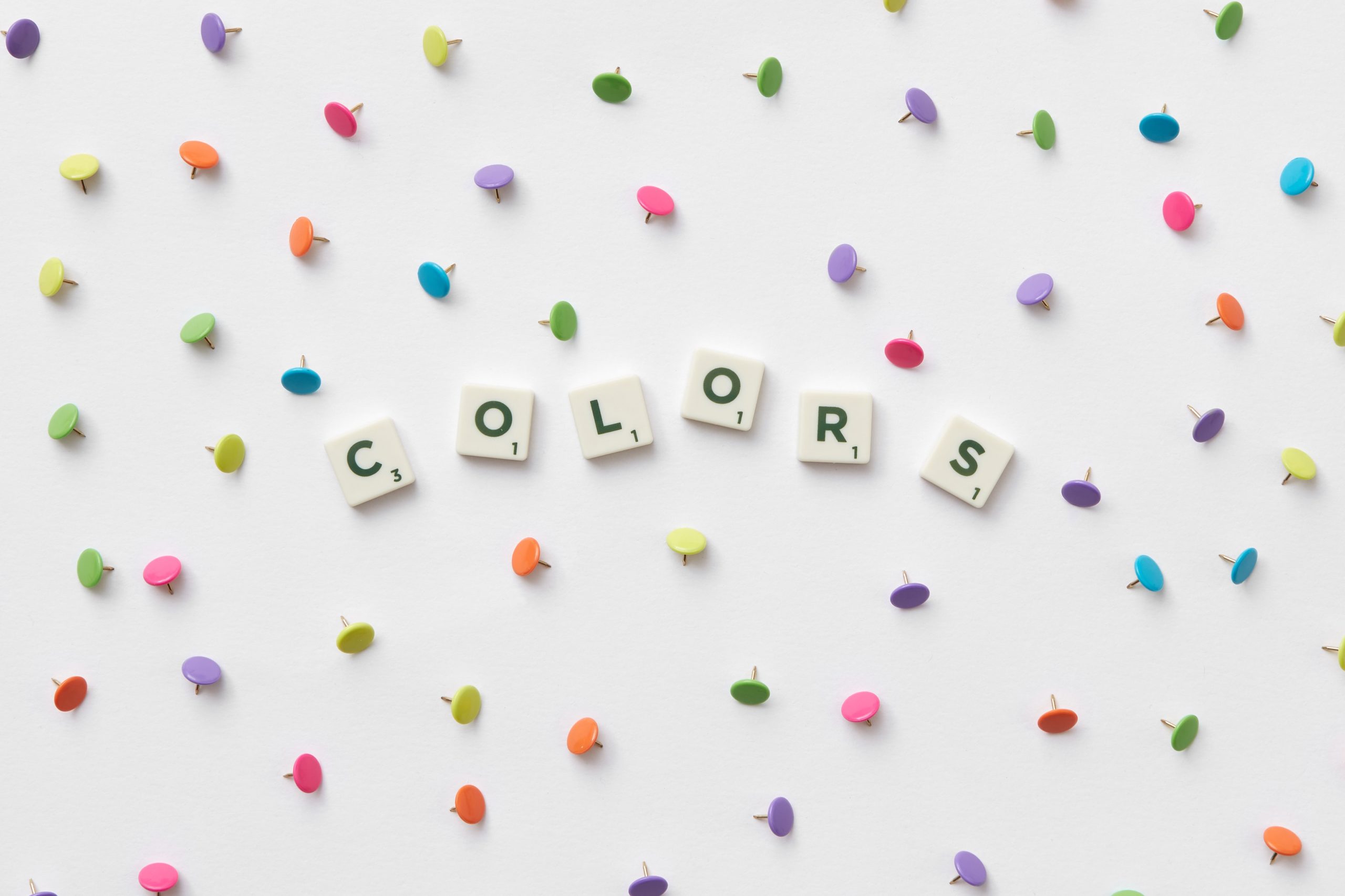 Blog o logu i bojama: na bijeloj podlozi sa šarenim točicaa se nalaze pravokutnici sa slovima na COLORS