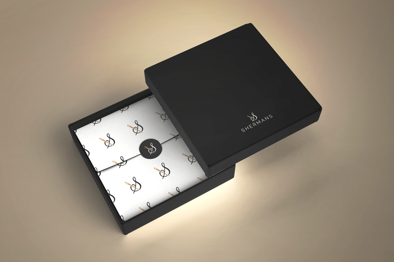 Dizajn ambalaže za modnu marku Shermans. Na slici se nalazi crna kutija za odjeću sa vizualnim identitetom Shermans