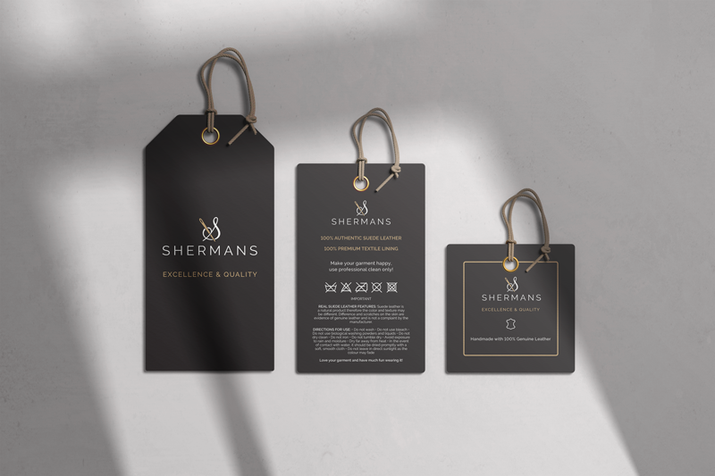 Dizajn etikete za modnu marku Shermans. Na slici su prikazane tri etikete za odjeću na bijeloj podlozi