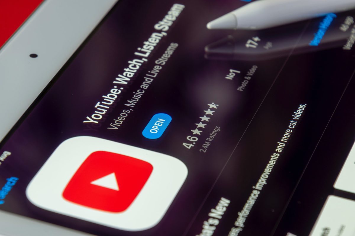 Photo by Souvik Banerjee on Unsplash shows open youtube on tablet